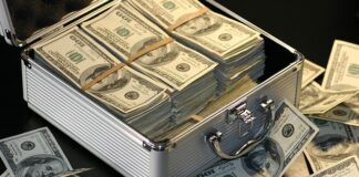 Ile zarabia dziekan?