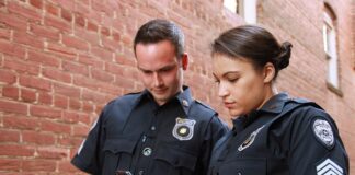 Ile zarabia się jako policjant?