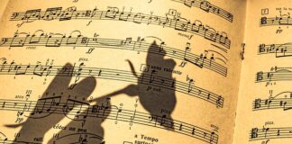 Czy powinno się zostawiać klucz w drzwiach na noc?