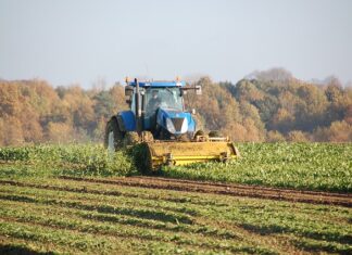 Jak zwiększyć komfort i bezpieczeństwo pracy w ciągniku? fotel do ciągnika